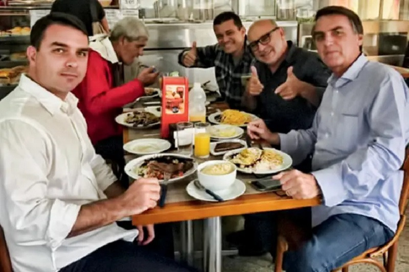 Queiroz ameaça família Bolsonaro: "Eu vou pro pau mesmo"; áudios